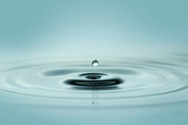 Fechar-se de gota de água pequena sobre a superfície ondulada — Fotografia de Stock