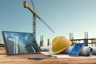 Planları, güvenlik kask ve inşaat alanı içinde bilgisayar