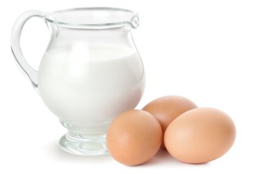 Üç yumurta ve süt beyaz izole sürahi