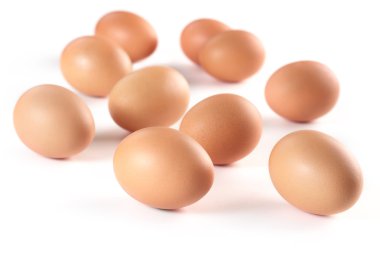 beyaz zemin üzerinde kahverengi yumurta grubu