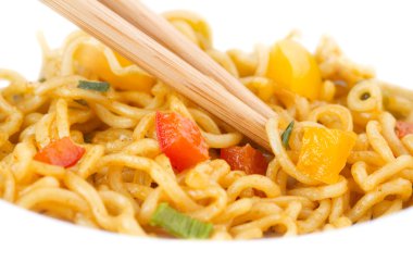 Erişte ve sebze yemek çubukları yakın çekim