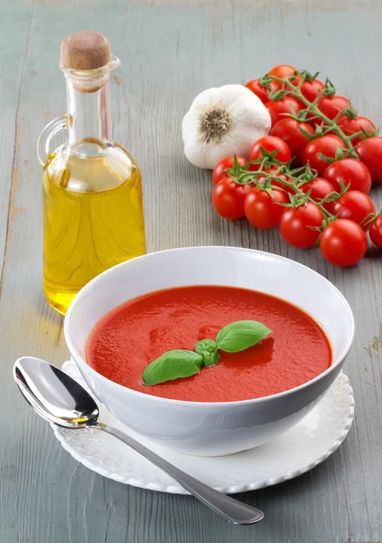 Sopa de tomate e ingredientes em mesa de madeira — Fotografia de Stock