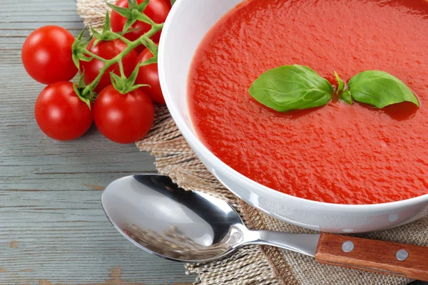 Sopa de tomate, tomate cereja, guardanapo e colher — Fotografia de Stock