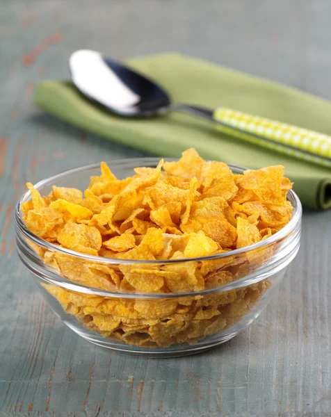 Cornflakes in een glazen kom, servet en lepel — Stockfoto