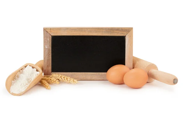 鸡蛋、 面粉、 木制擀面杖和黑板 — 图库照片