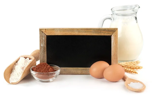 Blackboard e ingredientes de bolo de chocolate no fundo branco — Fotografia de Stock