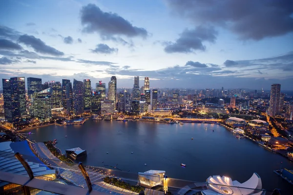 Σιγκαπούρη κόλπο και αστικό τοπίο φωτίζεται στο ηλιοβασίλεμα — Φωτογραφία Αρχείου