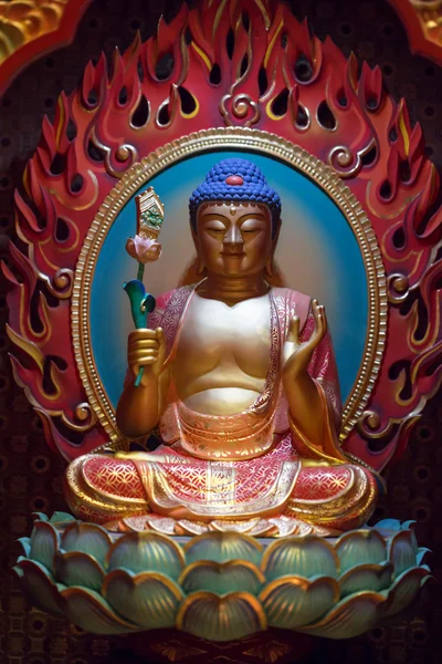 Bunte Buddha-Statue auf Lotus sitzend — Stockfoto