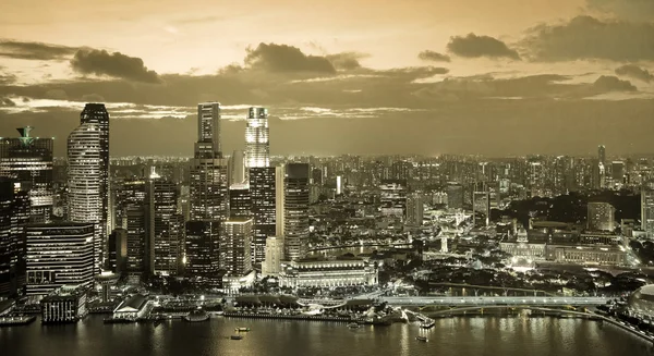 Financial district of Singapore illuminated at twilight — Stock Photo, Image