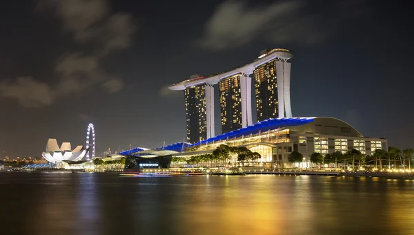 Το διάσημο ξενοδοχείο στη Σιγκαπούρη φωτίζεται τη νύχτα — Φωτογραφία Αρχείου