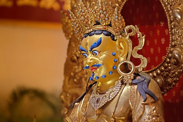 Närbild på gyllene staty inuti ett buddhistiskt tempel — Stockfoto