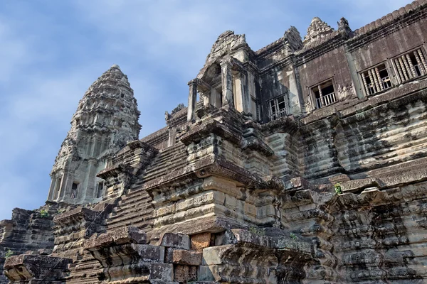 Templo antigo da civilização Khmer em um dia ensolarado — Fotografia de Stock