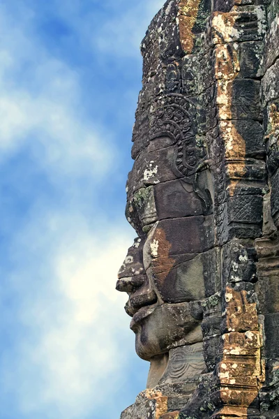 Perfil da estátua de khmer no fundo azul do céu — Fotografia de Stock