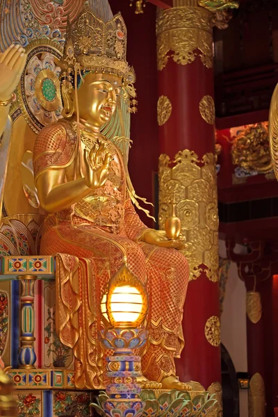 Gyllene staty av buddha inne i templet — Stockfoto