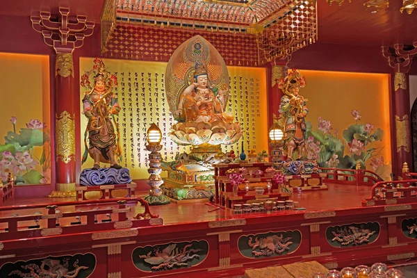 Interior de um templo budista em singapore — Fotografia de Stock