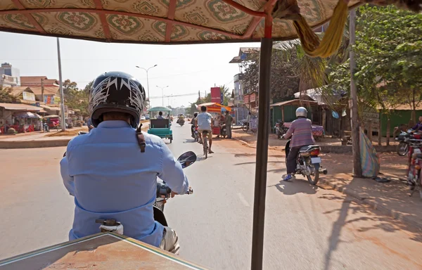 Tuk tuk driver in a busy street — Stock Photo, Image