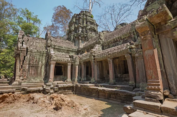 Templo de pedra da cultura Khmer antiga em ta prohm — Fotografia de Stock