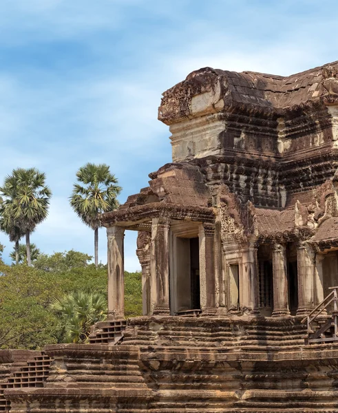 Antiguo edificio de piedra en angkor bajo el cielo azul —  Fotos de Stock