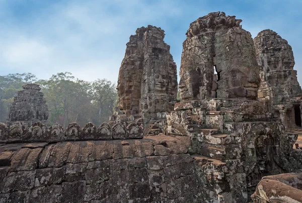 Torres de pedra esculpidas em um local khmer — Fotografia de Stock