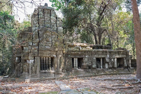 Edifício Khmer na selva no site Ta Prohm — Fotografia de Stock
