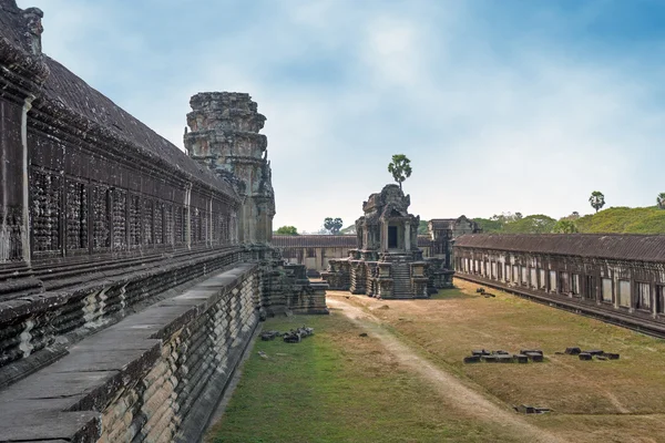 Gamla stenhus i angkor under blå himmel — Stockfoto