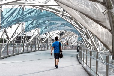 Helix köprü içinde yürüyen genç adam