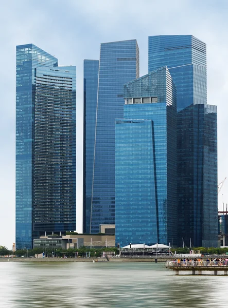 Glass skyscrapers overlooking the bay of Singapore — Stock Photo, Image