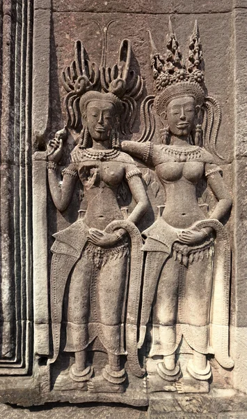 Пара апсар на стене Ангкора — стоковое фото