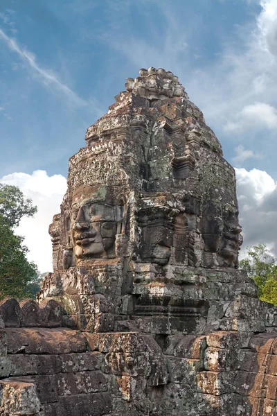 Torre de piedra tallada en un sitio khmer —  Fotos de Stock