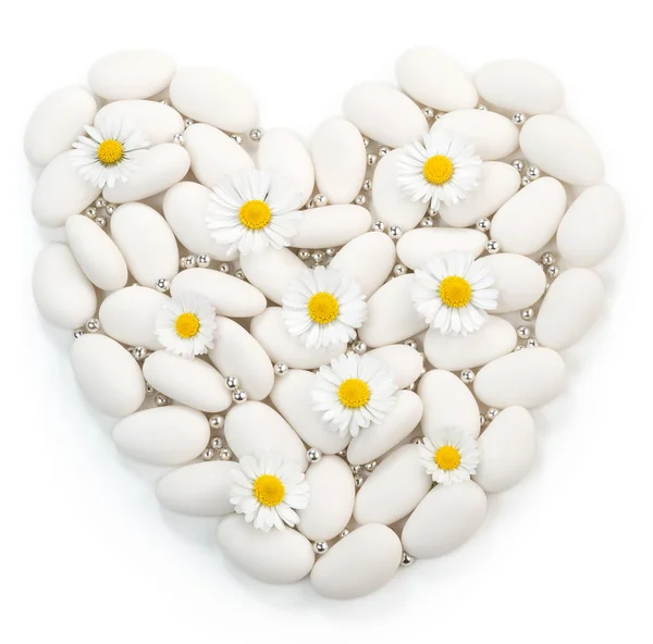 Dragees brancos e margaridas em forma de coração — Fotografia de Stock