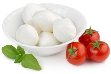 Mozzarella peyniri, domates ve fesleğen yaprağı