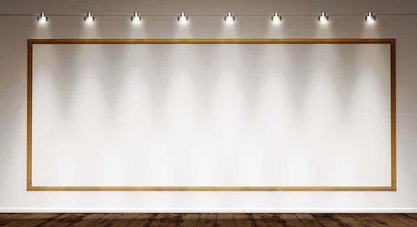 Złotą ramę na białej ścianie oświetlone przez reflektory — Zdjęcie stockowe