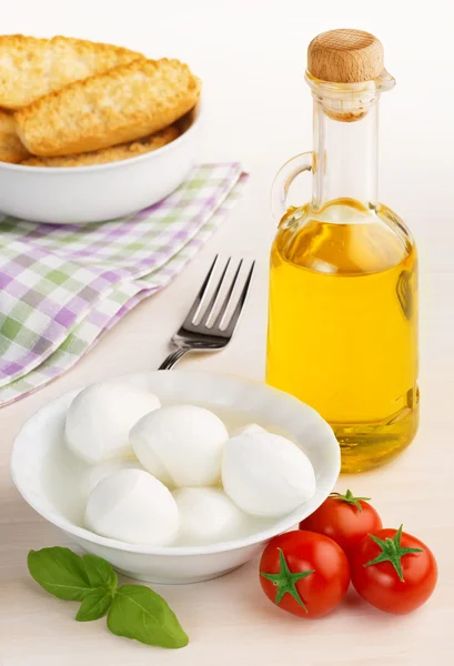 Mozzarella, tomates, albahaca y aceite de oliva —  Fotos de Stock