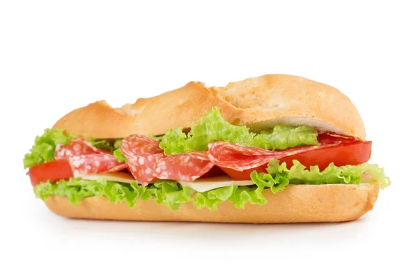 Sandwich mit Salami, Käse, Tomaten und Salat — Stockfoto