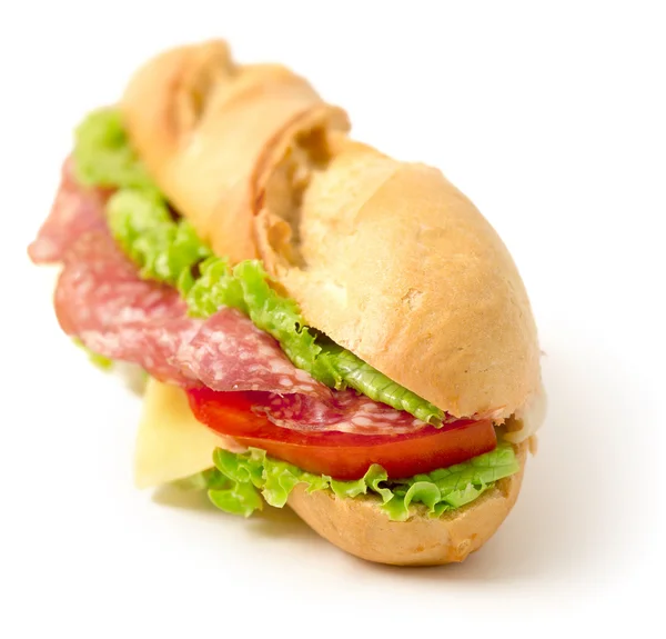 Sandwich mit Salami, Käse, Tomaten und Salat — Stockfoto