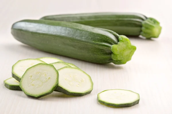 Scheiben grüne Zucchini auf Holztisch — Stockfoto
