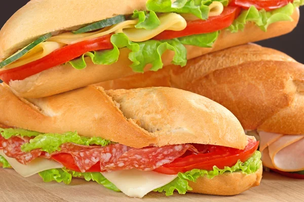 Primer plano de sándwiches con rellenos salados — Foto de Stock