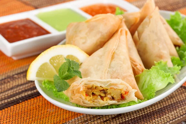 Placa de samosa vegetal con salsas indias —  Fotos de Stock