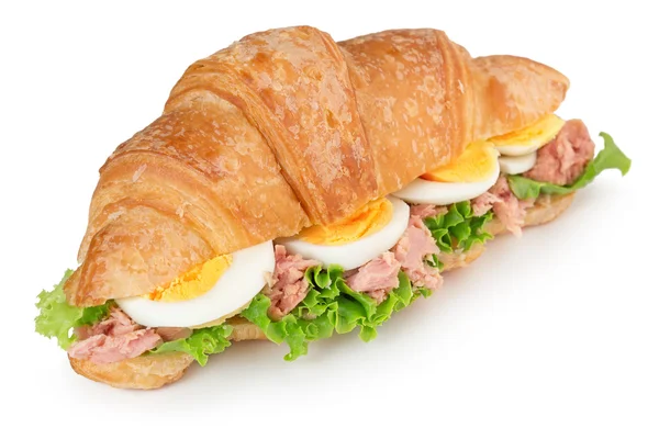 Sandwich de croissant con huevo y atún aislado sobre blanco — Foto de Stock