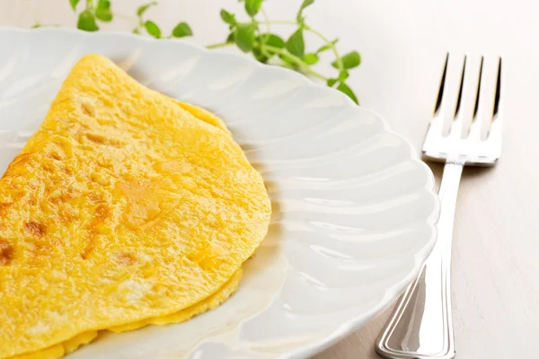 Close up van omelet en vork op tafel — Stockfoto