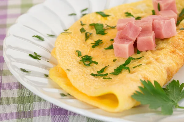 Ομελέτα γαρνιρισμένο με ζαμπόν σε κύβους και το μαϊντανόdoğranmış jambon ve maydanoz ile süslenmiş omlet — Φωτογραφία Αρχείου