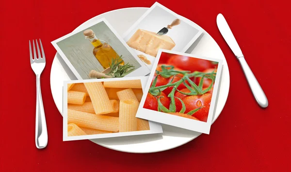 Fotografias de alimentos dentro de uma placa, garfo e faca sobre fundo vermelho — Fotografia de Stock