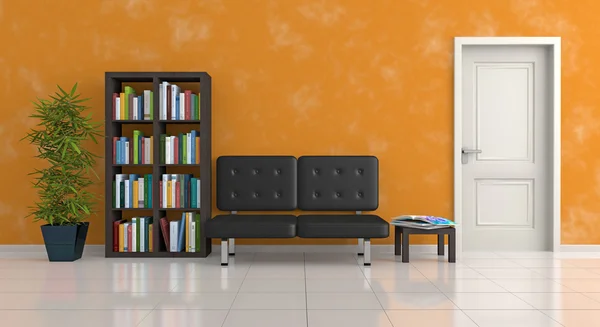 Sofá, librería y planta en una sala de estar naranja —  Fotos de Stock