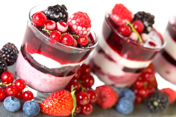 Nahaufnahme von geschichtetem Dessert mit weichen Früchten — Stockfoto