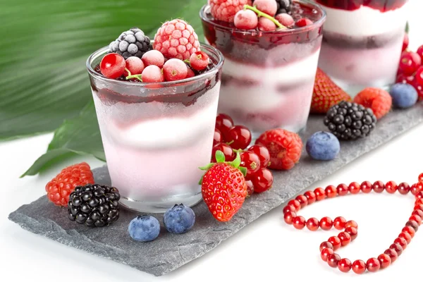 Dessert ice cream with berries and beaded necklace — Zdjęcie stockowe