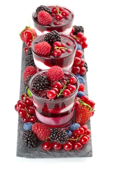 Стаканы с замороженным десертом с ягодами на подносе — стоковое фото