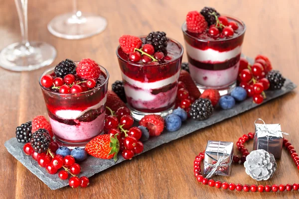 Dessert mit Beeren, Weihnachtsdekoration und Sektgläsern — Stockfoto