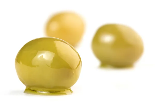 Gros plan des olives vertes isolées sur blanc — Photo