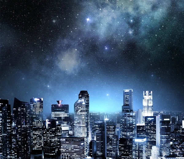 Horizonte de la ciudad en la noche bajo un cielo estrellado —  Fotos de Stock