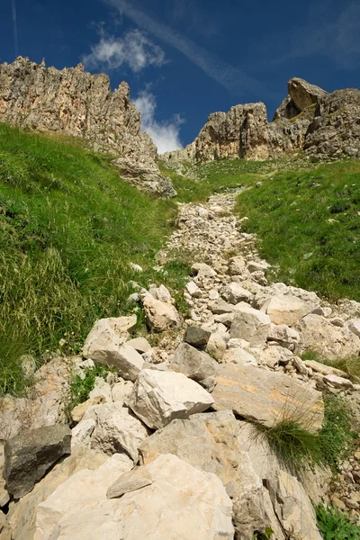 Suelo pedregoso en medio de la montaña — Foto de Stock